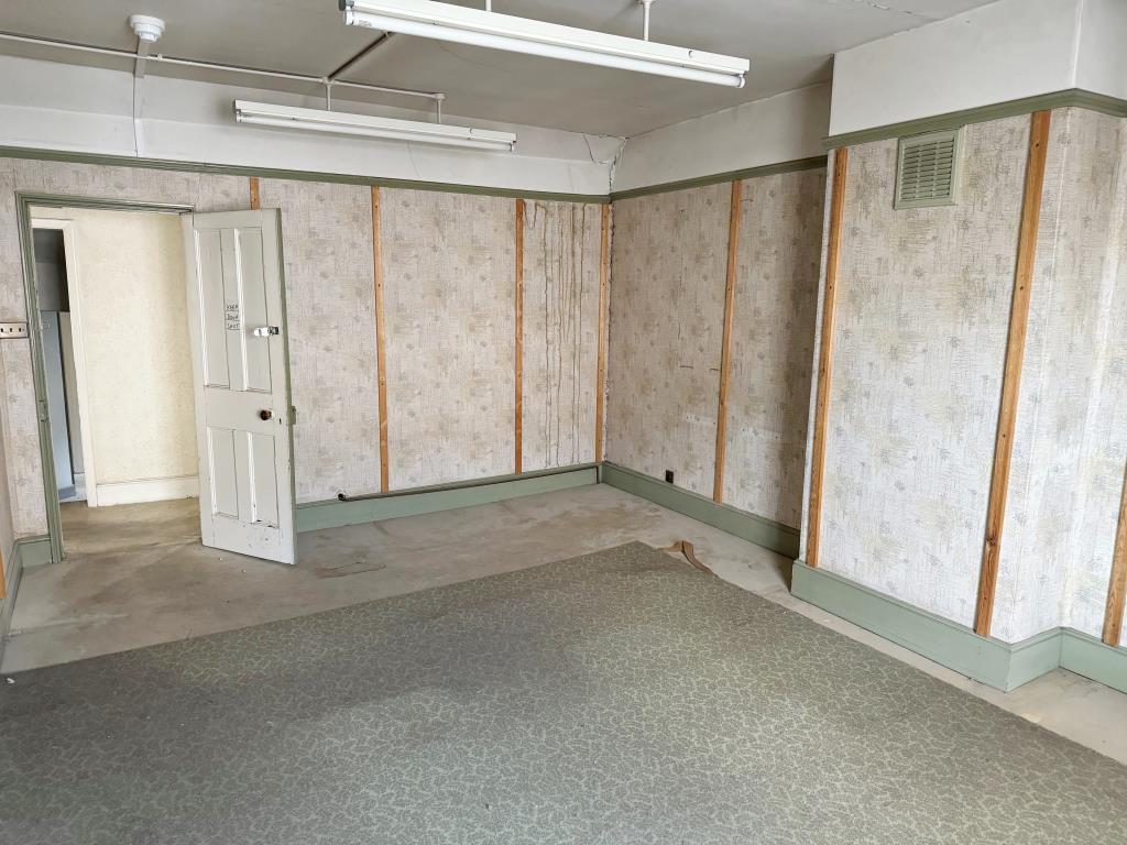 Lot: 134 - FREEHOLD FORMER BANK PREMISES OF OVER 3,300 SQUARE FEET OVER FOUR FLOORS - A room on the second floor